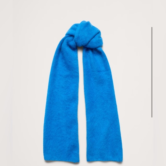 BANANA REPUBLIC BEANIE & SCARF - Picture 3 of 3